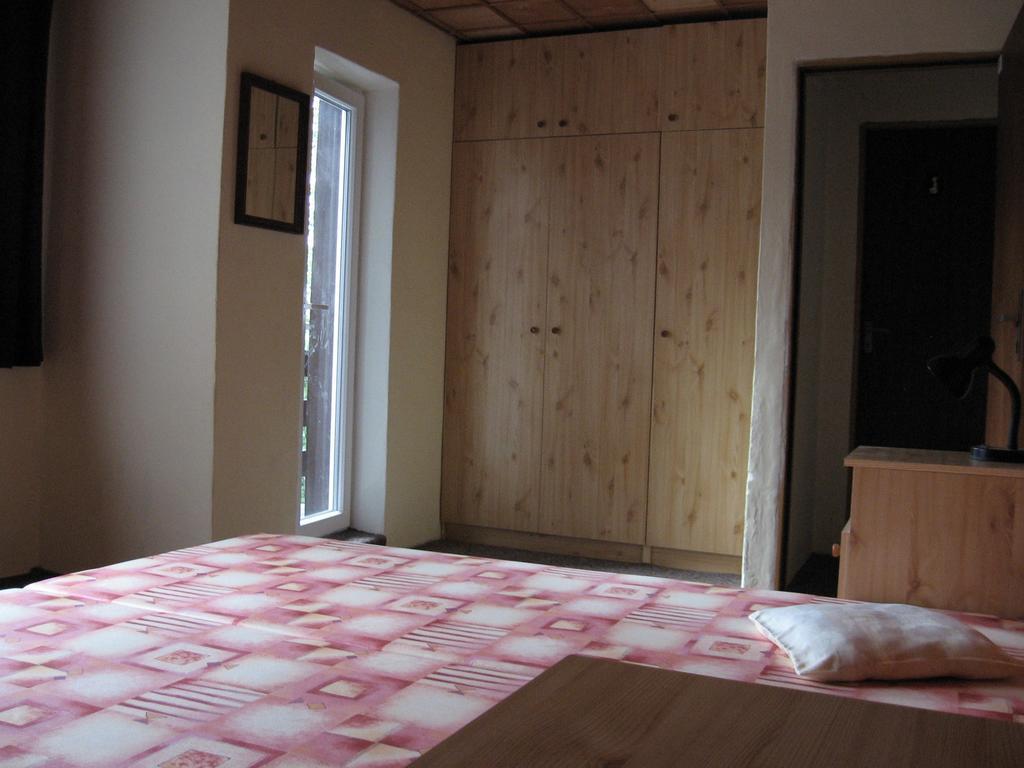Dusan Stola Room photo